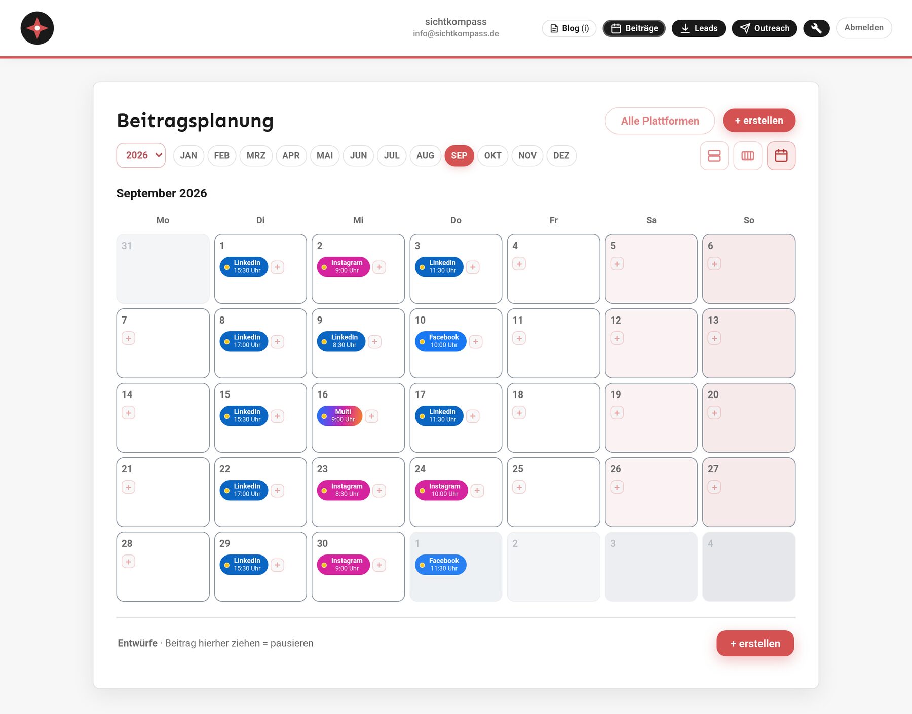 Redaktionsplan in sichtkompass: Monatskalender mit terminierten Beiträgen für LinkedIn, Facebook und Instagram
